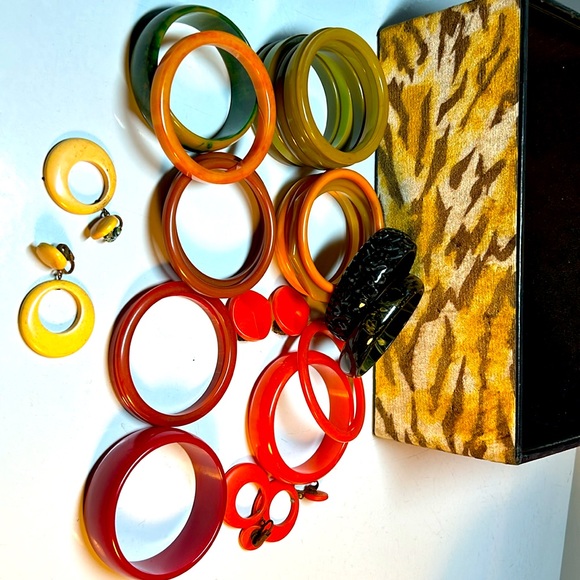 Box full of Vintage Bakelite Jewelry - Picture 8 of 15